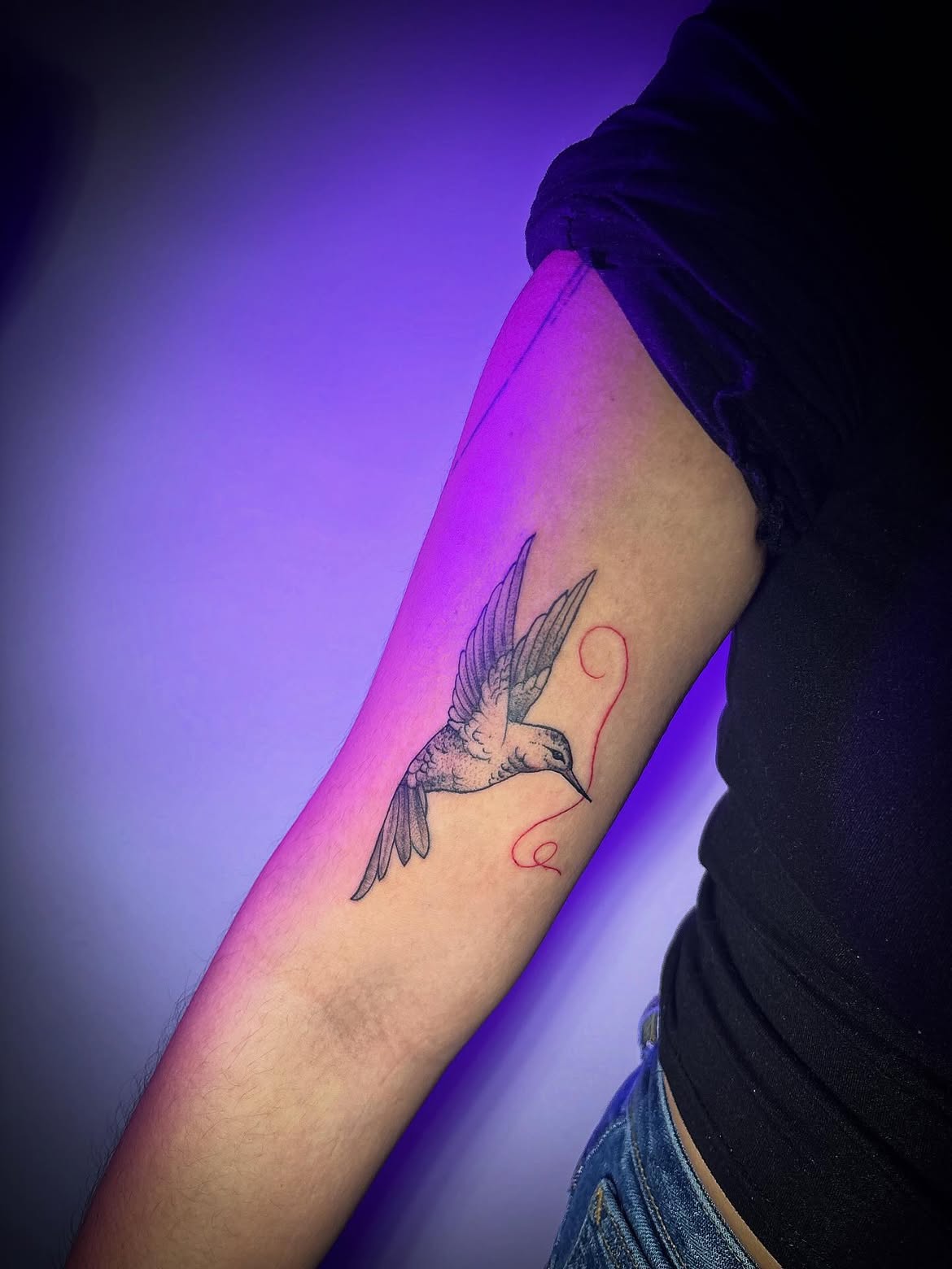 A delicadeza e a precisão se encontram nesta peça. ✍️✨Cada traço deste beija-flor foi pensado pa