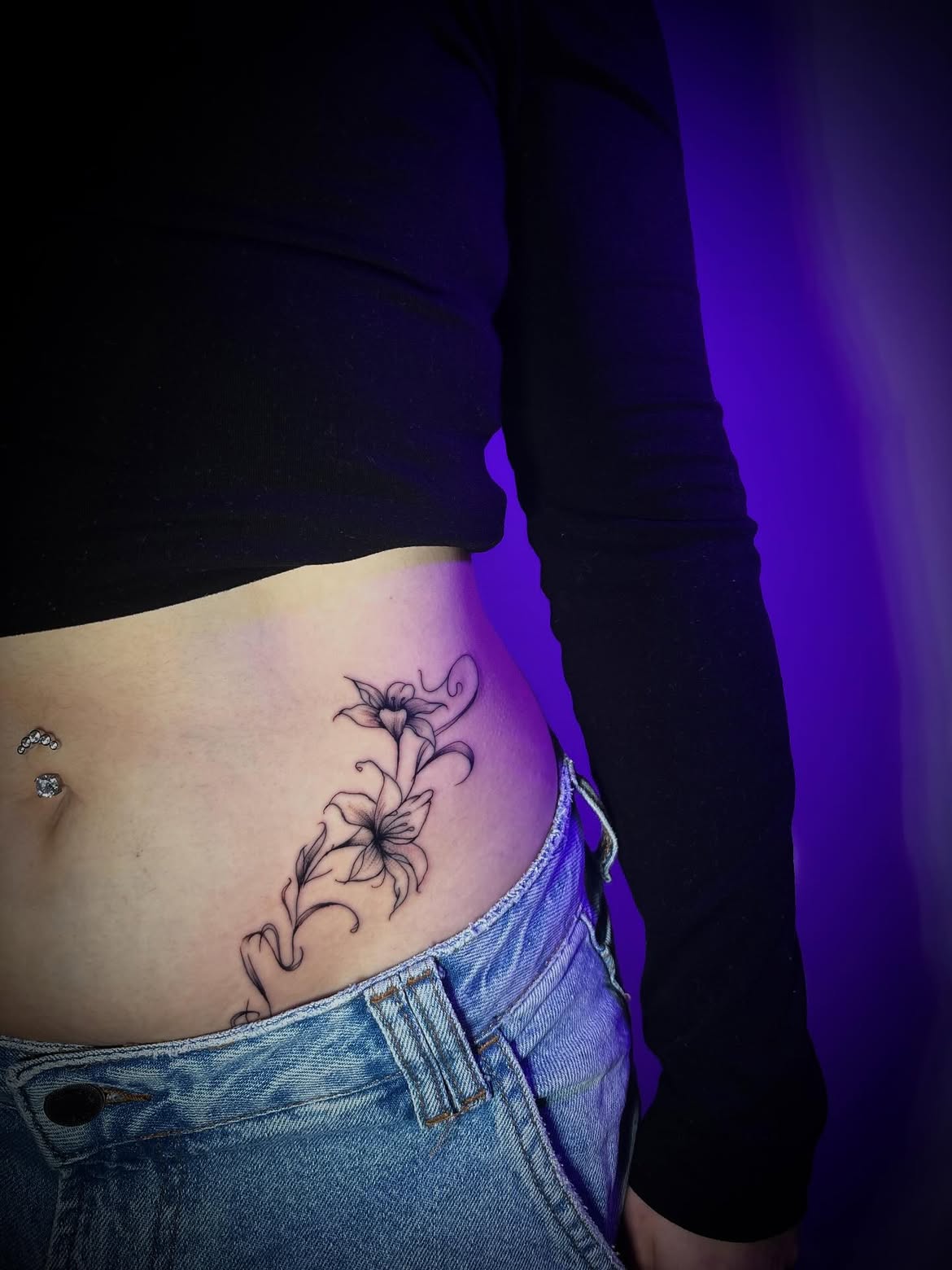 Delicadeza que fala por si 🌸Traços finos, leves e com movimento — uma peça que valoriza o corpo